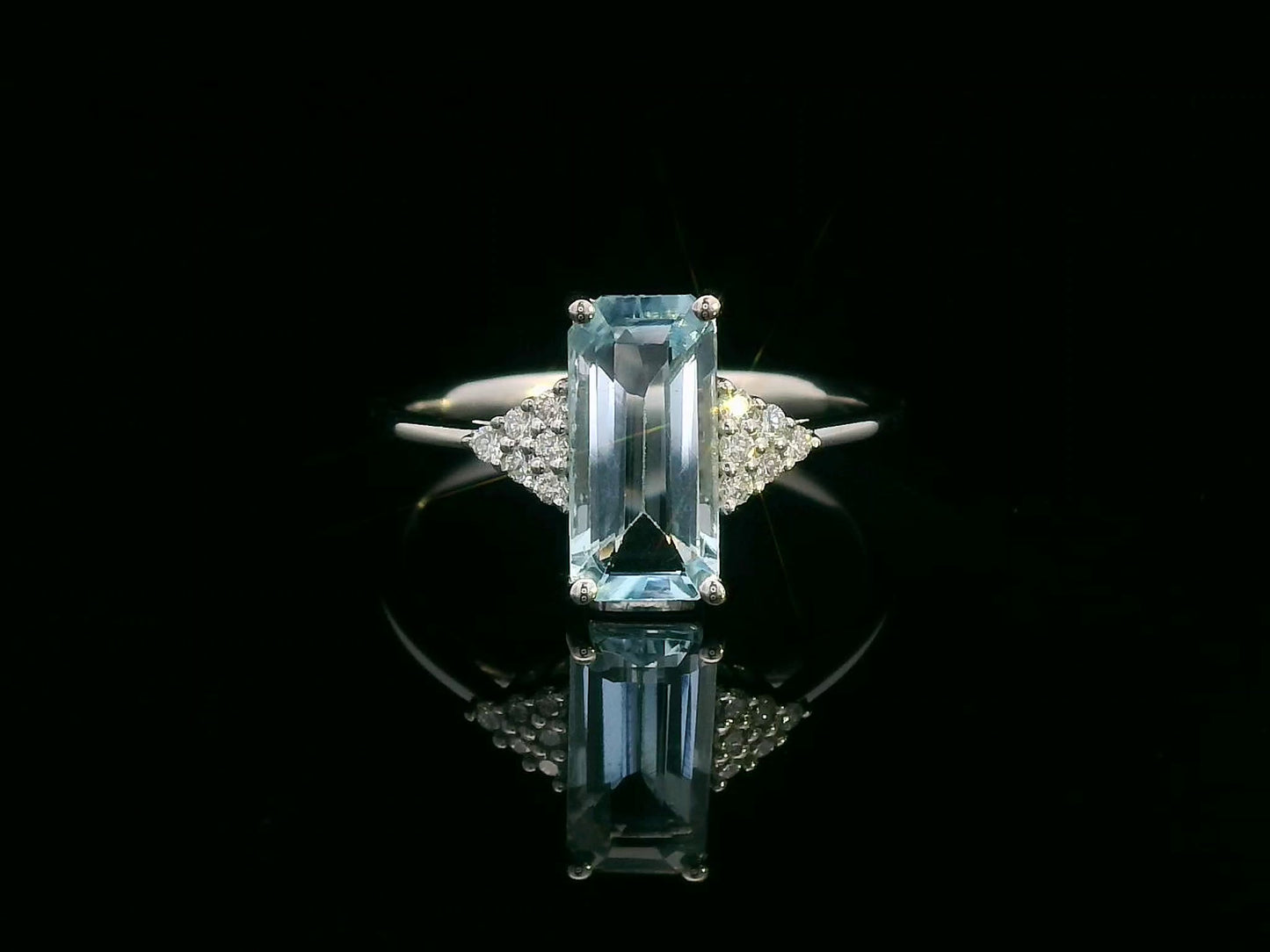 18K White Gold Ring with 1.47 Carat Emerald-Cut Aquamarine and Diamond Accents