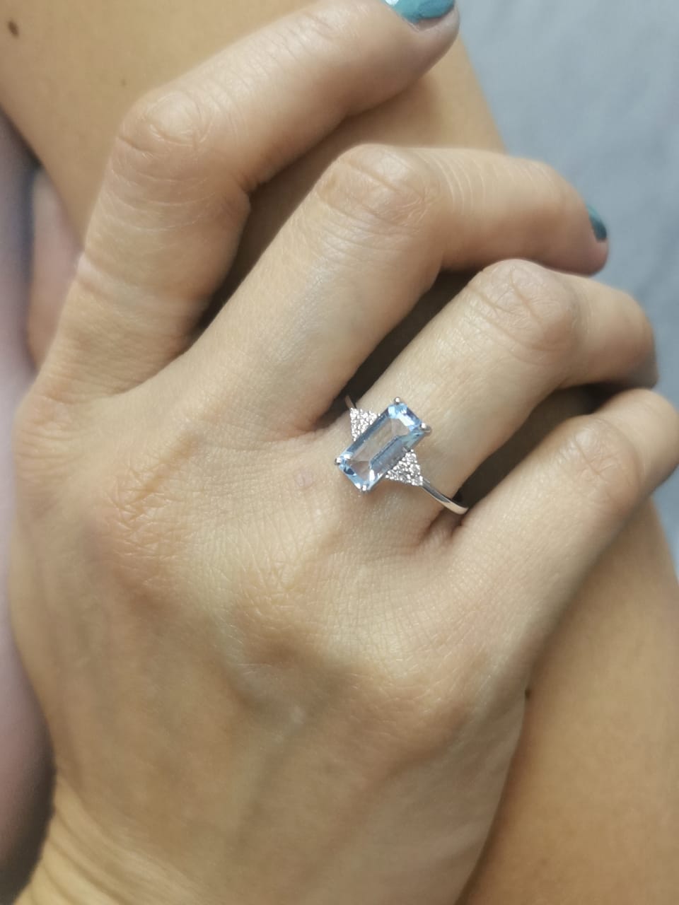 18K White Gold Ring with 1.47 Carat Emerald-Cut Aquamarine and Diamond Accents