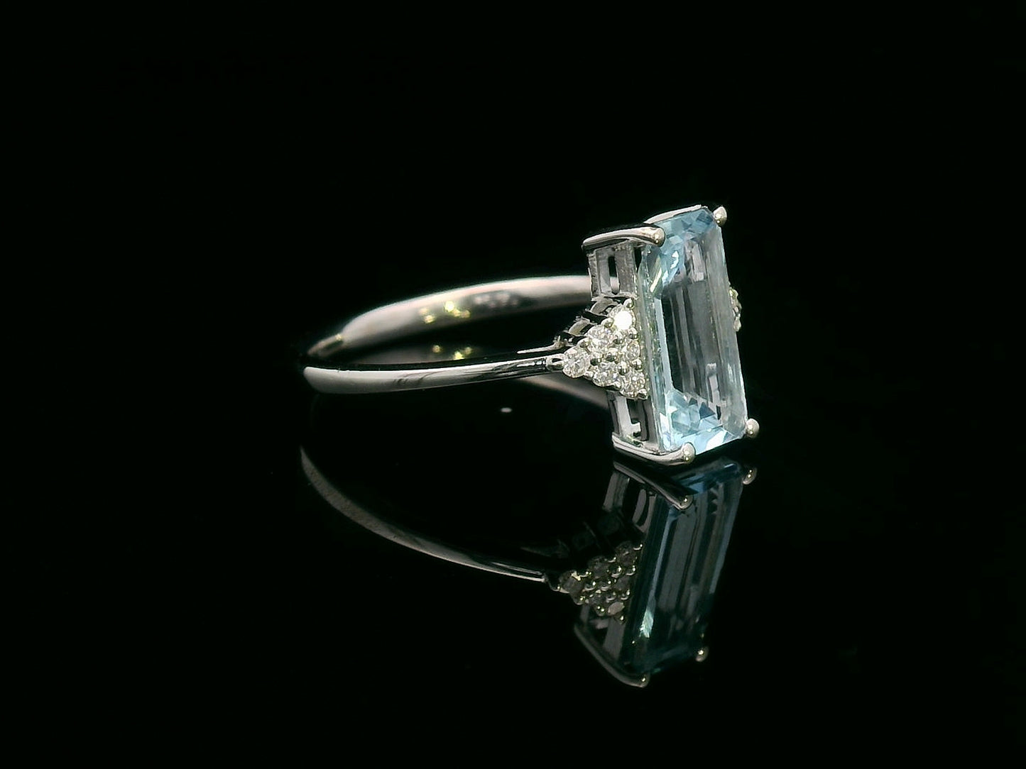 18K White Gold Ring with 1.47 Carat Emerald-Cut Aquamarine and Diamond Accents