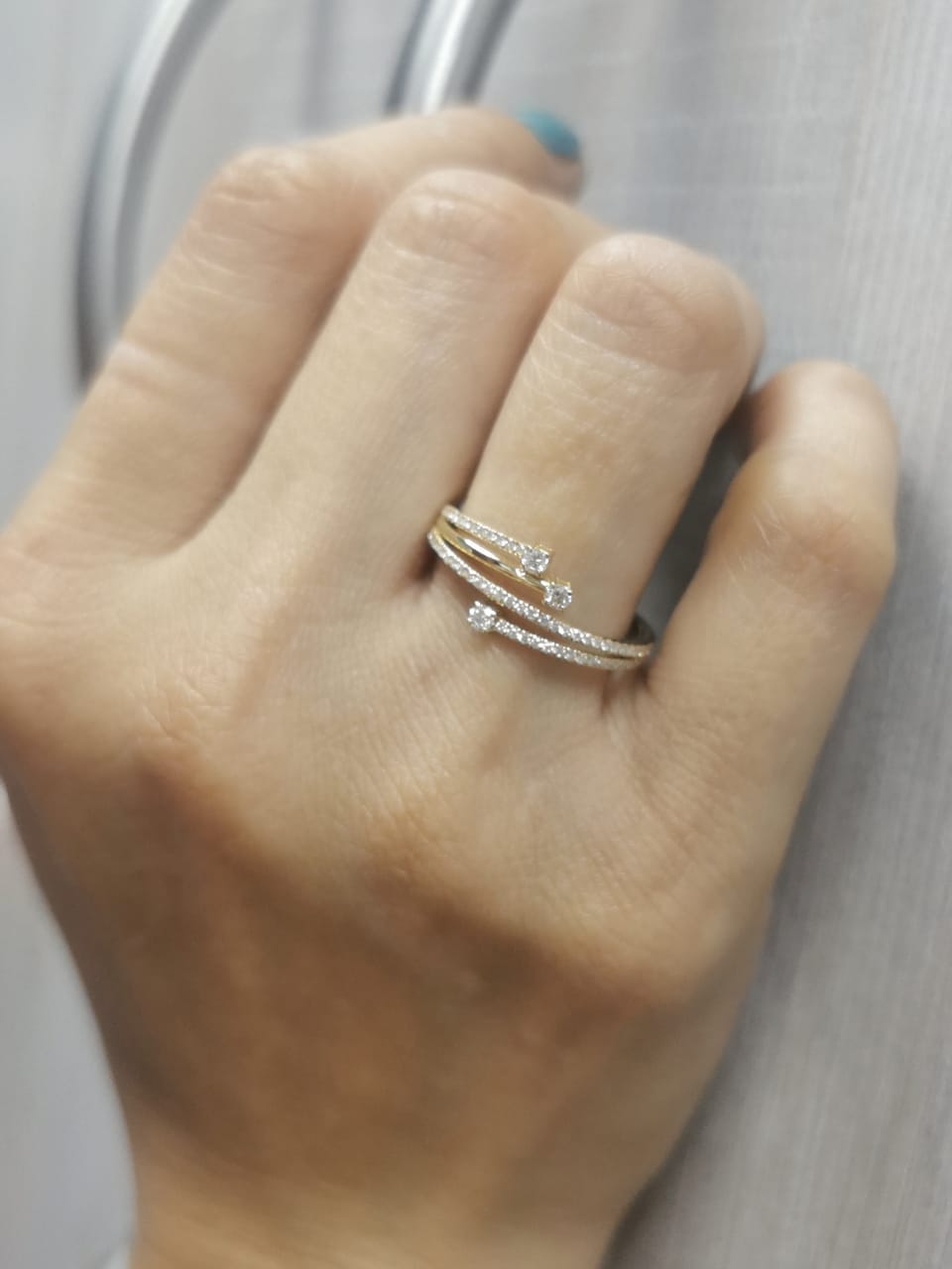 18K yellow gold ring with multiple-row design set with round diamonds totaling 0.31 carats