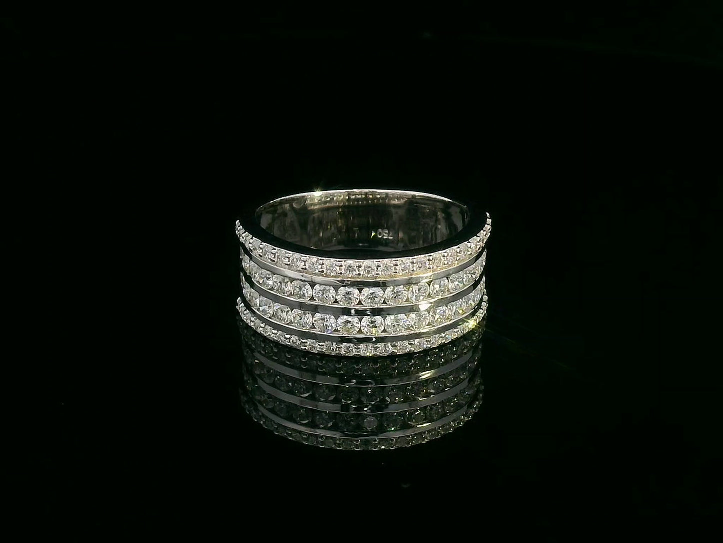 18K white gold multi-row diamond ring with 1.40 carats of round brilliant-cut diamonds