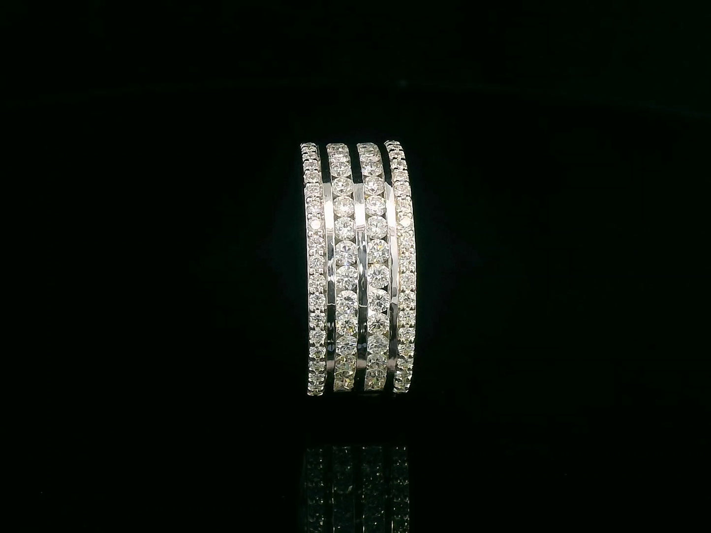 18K white gold multi-row diamond ring with 1.40 carats of round brilliant-cut diamonds