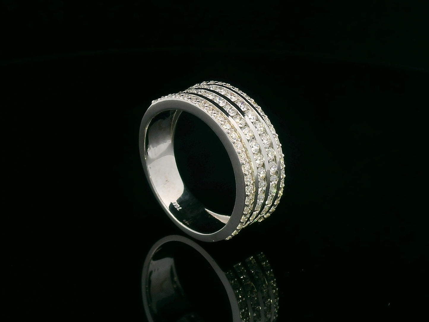 18K white gold multi-row diamond ring with 1.40 carats of round brilliant-cut diamonds