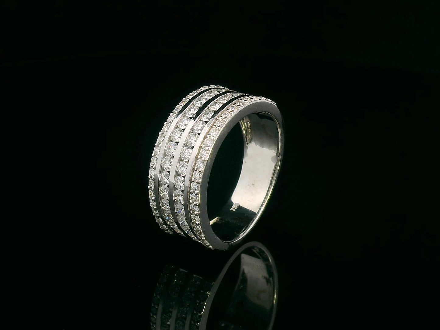 18K white gold multi-row diamond ring with 1.40 carats of round brilliant-cut diamonds