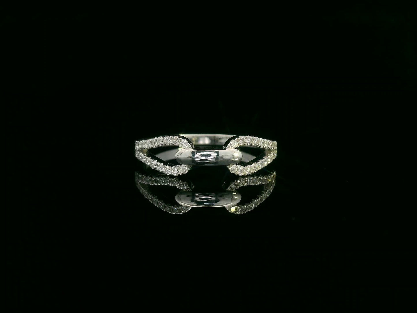 18K white gold double loop diamond ring with central polished link and 0.21 carats of diamonds