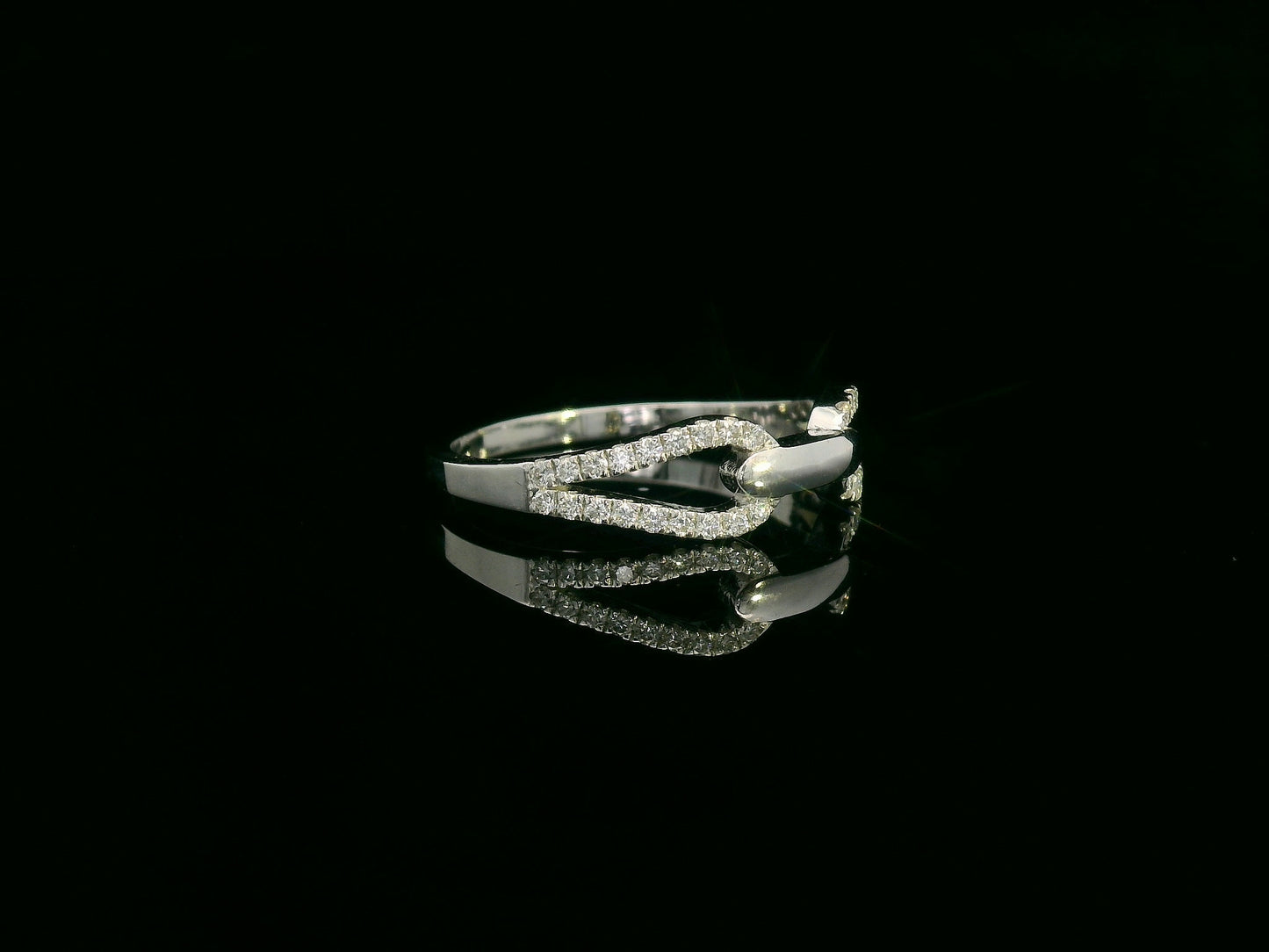 18K white gold double loop diamond ring with central polished link and 0.21 carats of diamonds