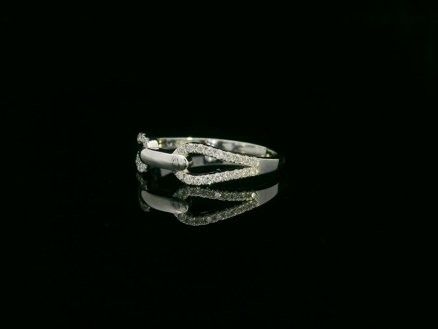 18K white gold double loop diamond ring with central polished link and 0.21 carats of diamonds
