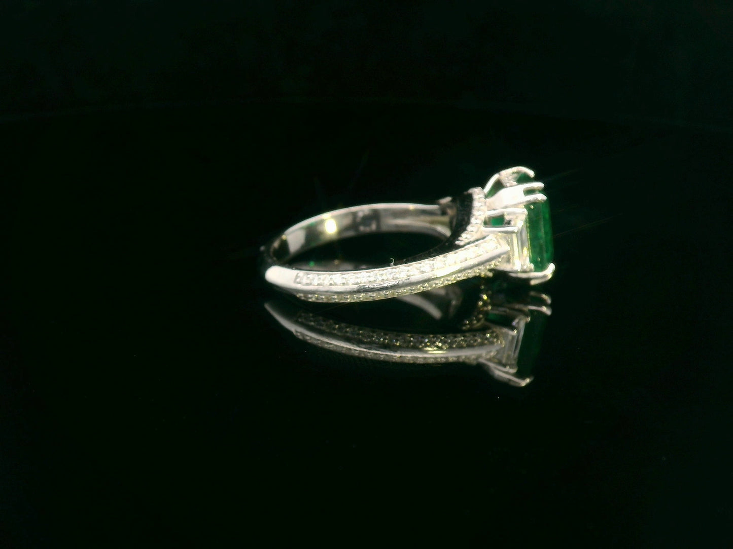Emerald and diamond ring with trapezoid and round accent diamonds set in 18K gold – 3.05ct center emerald