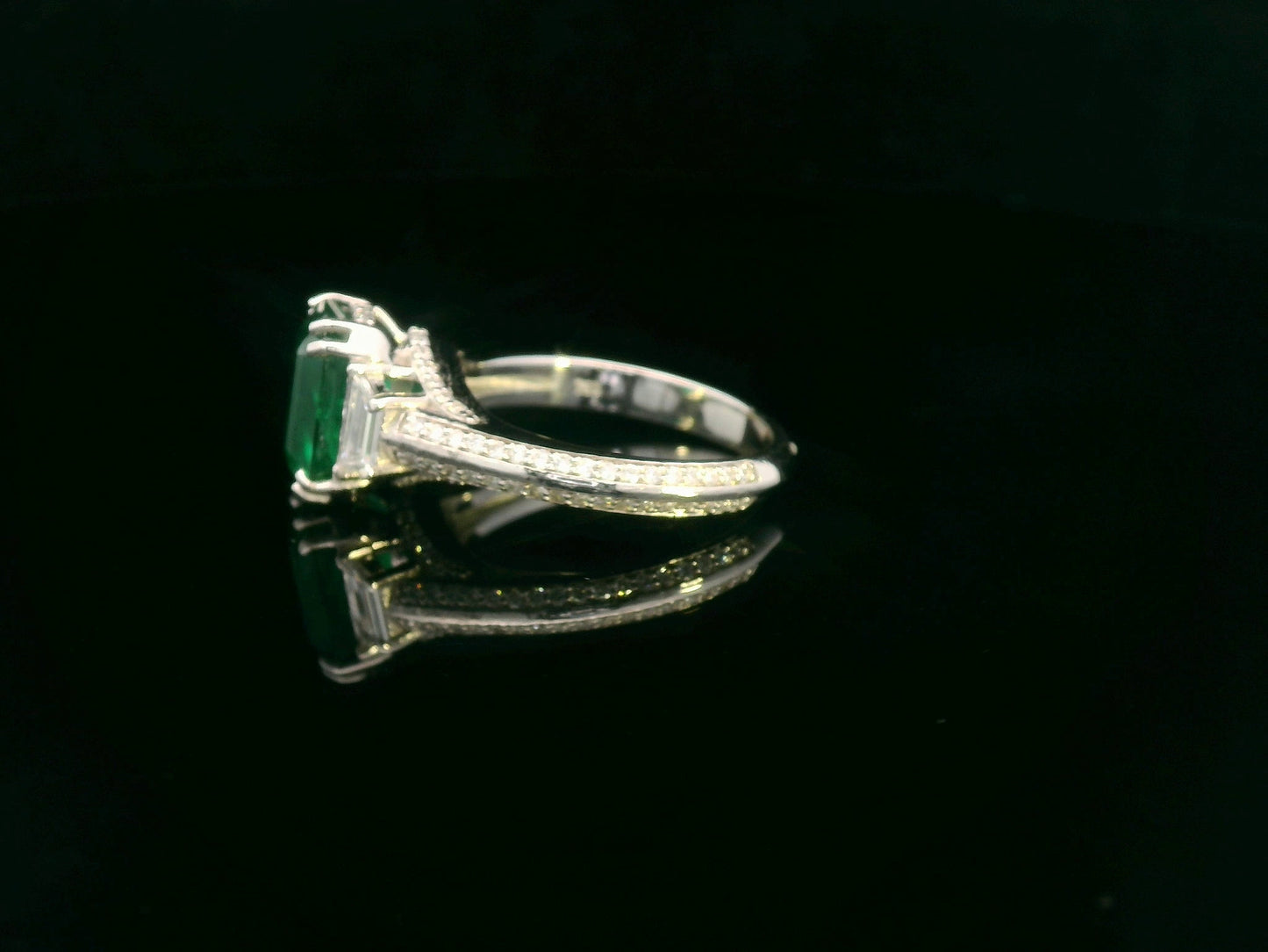 Emerald and diamond ring with trapezoid and round accent diamonds set in 18K gold – 3.05ct center emerald