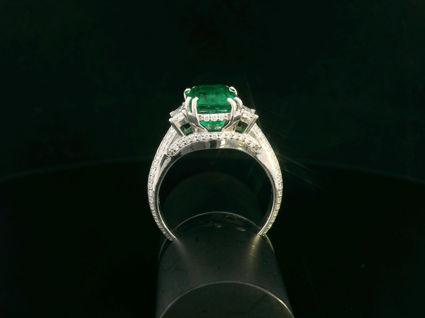 Emerald and diamond ring with trapezoid and round accent diamonds set in 18K gold – 3.05ct center emerald