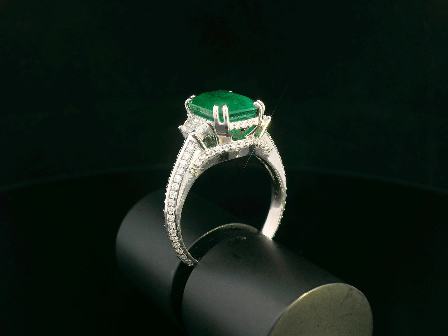 Emerald and diamond ring with trapezoid and round accent diamonds set in 18K gold – 3.05ct center emerald