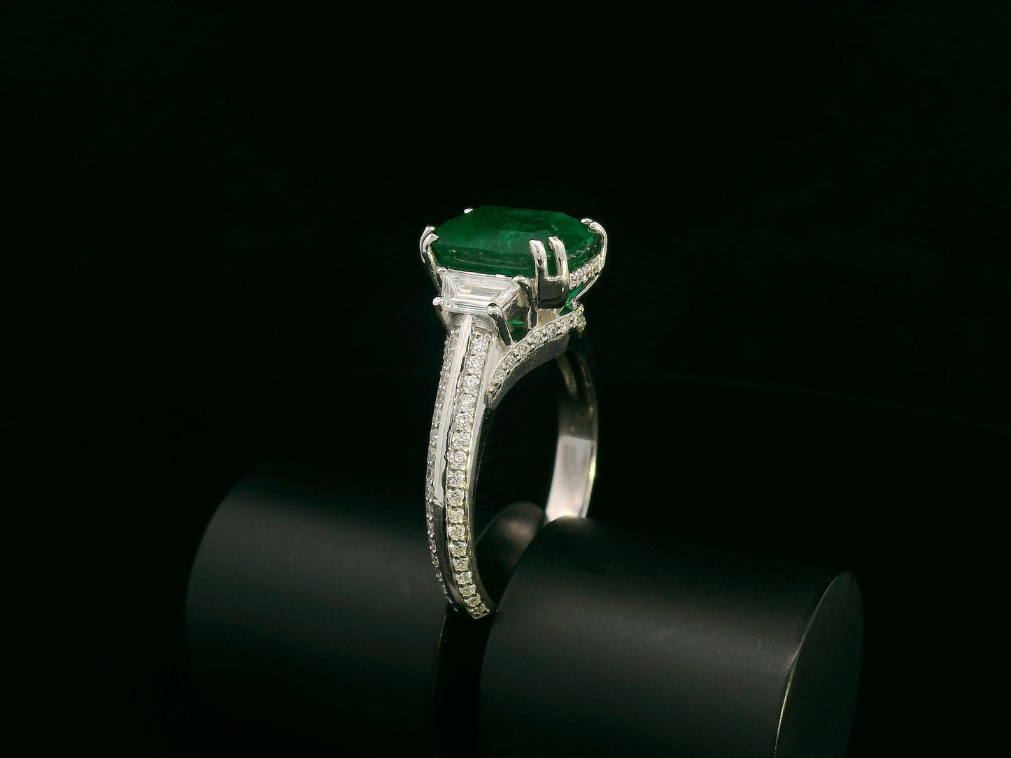 Emerald and diamond ring with trapezoid and round accent diamonds set in 18K gold – 3.05ct center emerald
