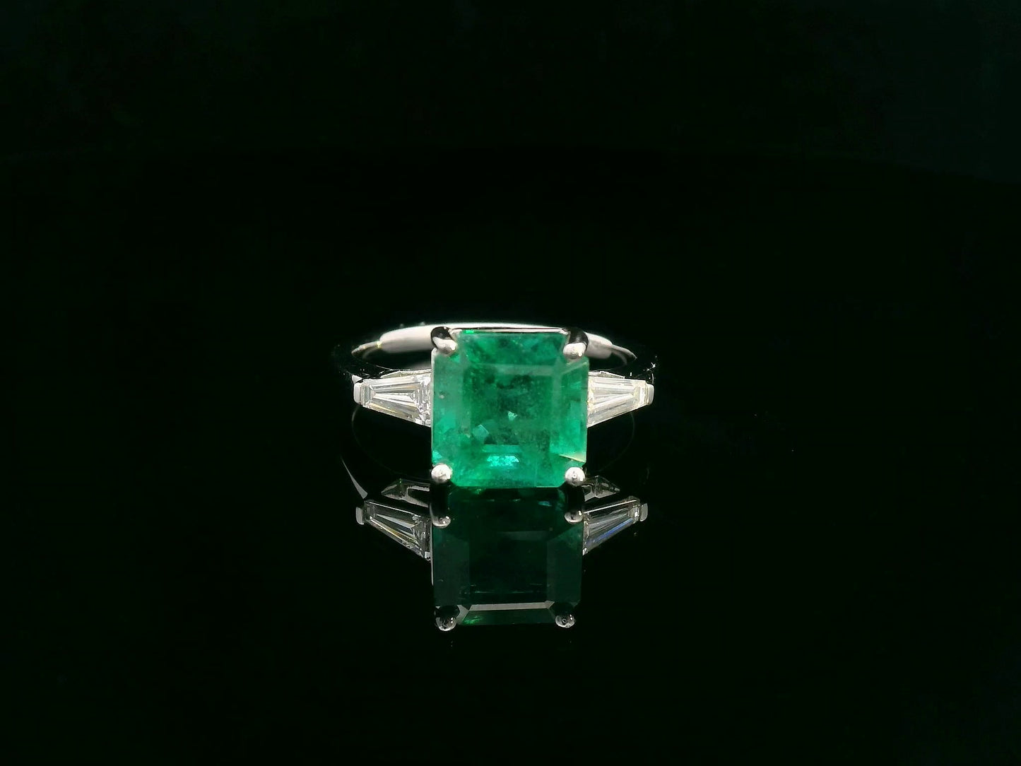 Square-cut emerald ring with tapered baguette diamonds in 18K white gold – 3.70ct center stone