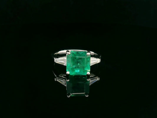Square-cut emerald ring with tapered baguette diamonds in 18K white gold – 3.70ct center stone