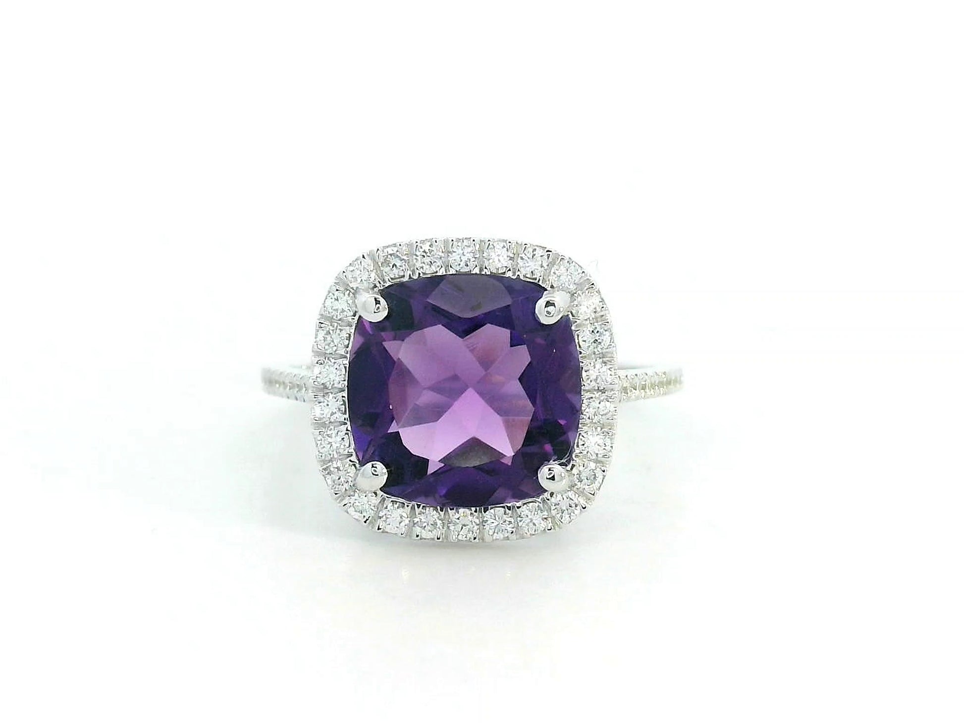 18K white gold ring with 3.51ct cushion-cut Amethyst and diamond halo