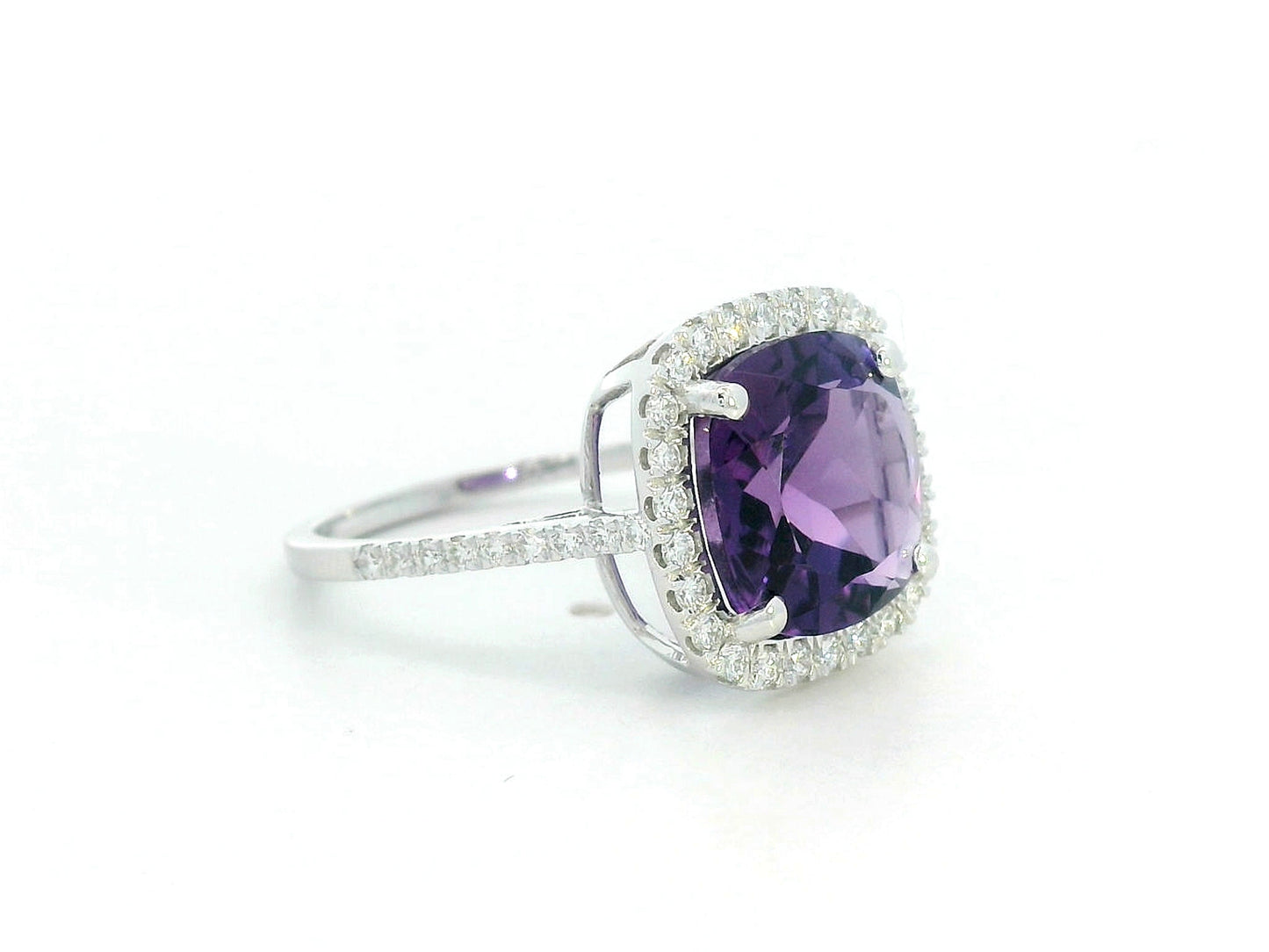 18K white gold ring with 3.51ct cushion-cut Amethyst and diamond halo