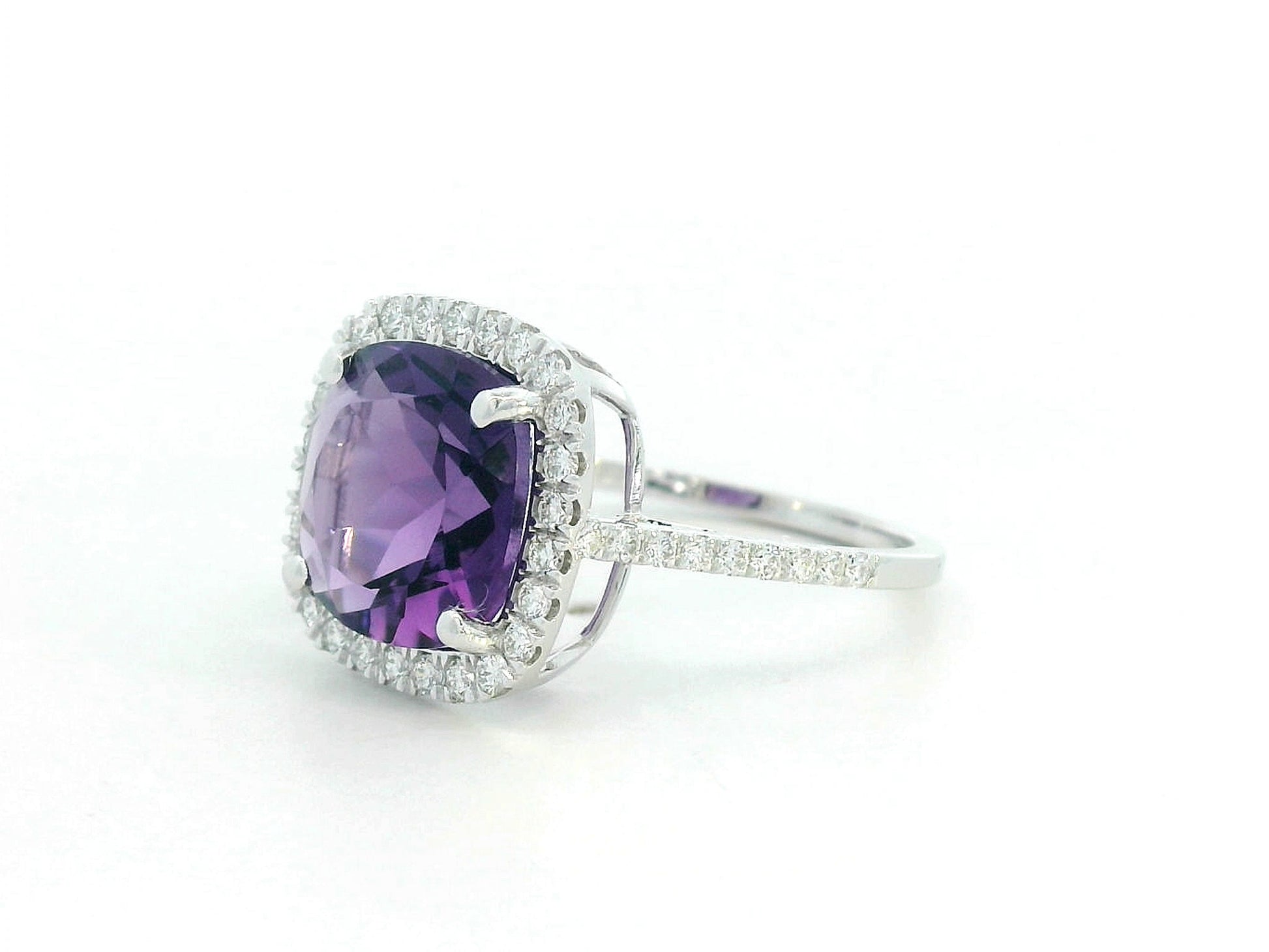 18K white gold ring with 3.51ct cushion-cut Amethyst and diamond halo