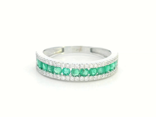 Three-row 18K white gold ring with emerald center row and diamond side rows – half eternity band