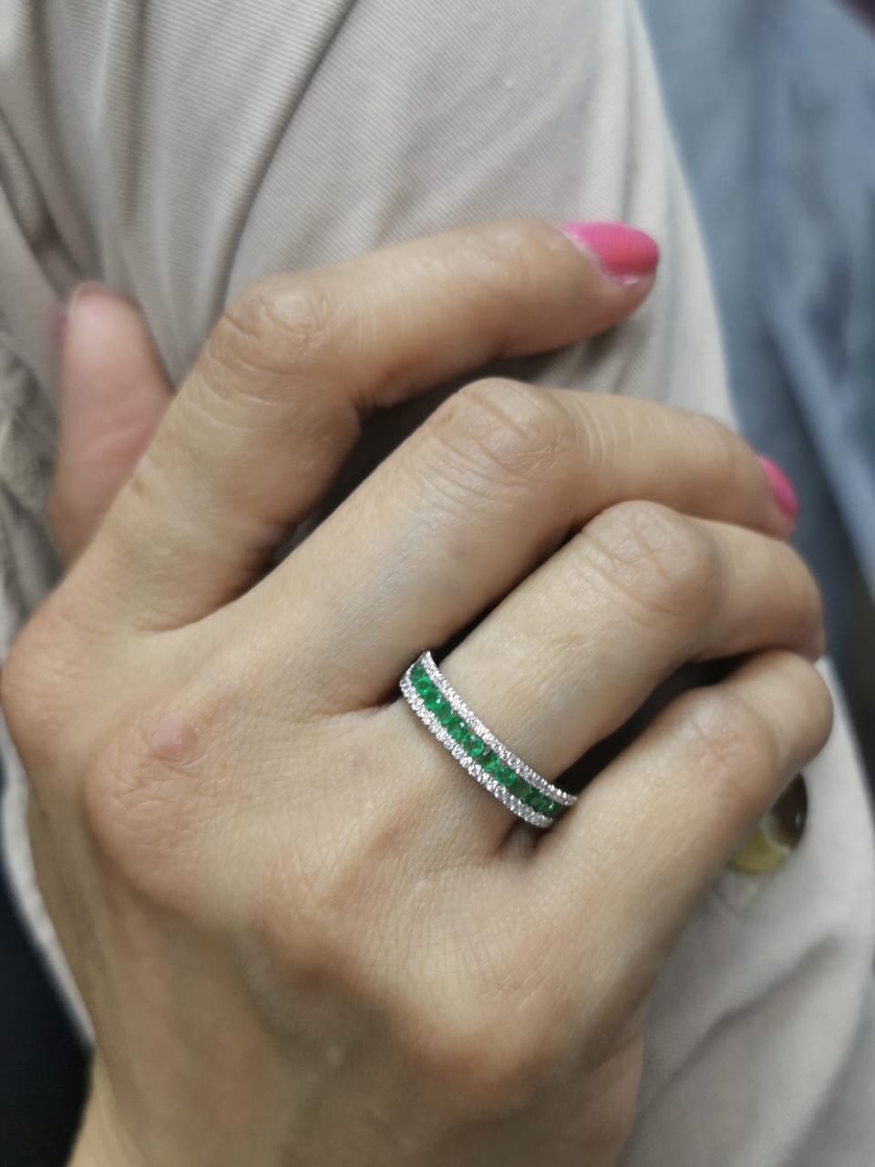 Three-row 18K white gold ring with emerald center row and diamond side rows – half eternity band