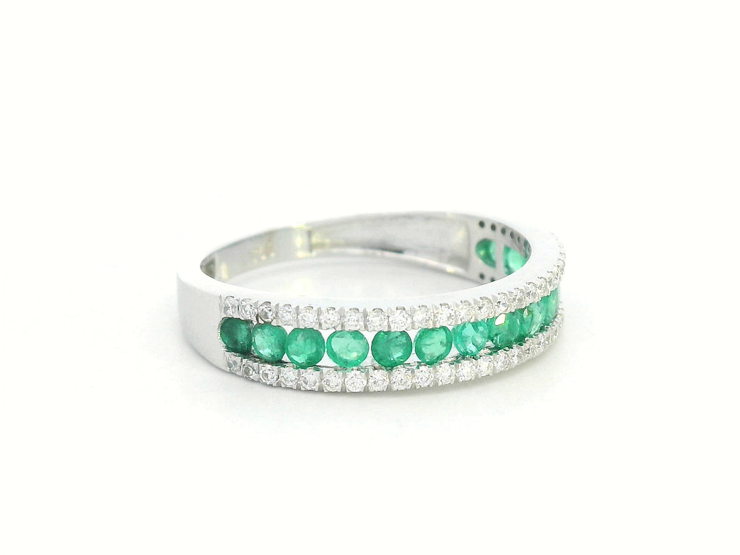 Three-row 18K white gold ring with emerald center row and diamond side rows – half eternity band