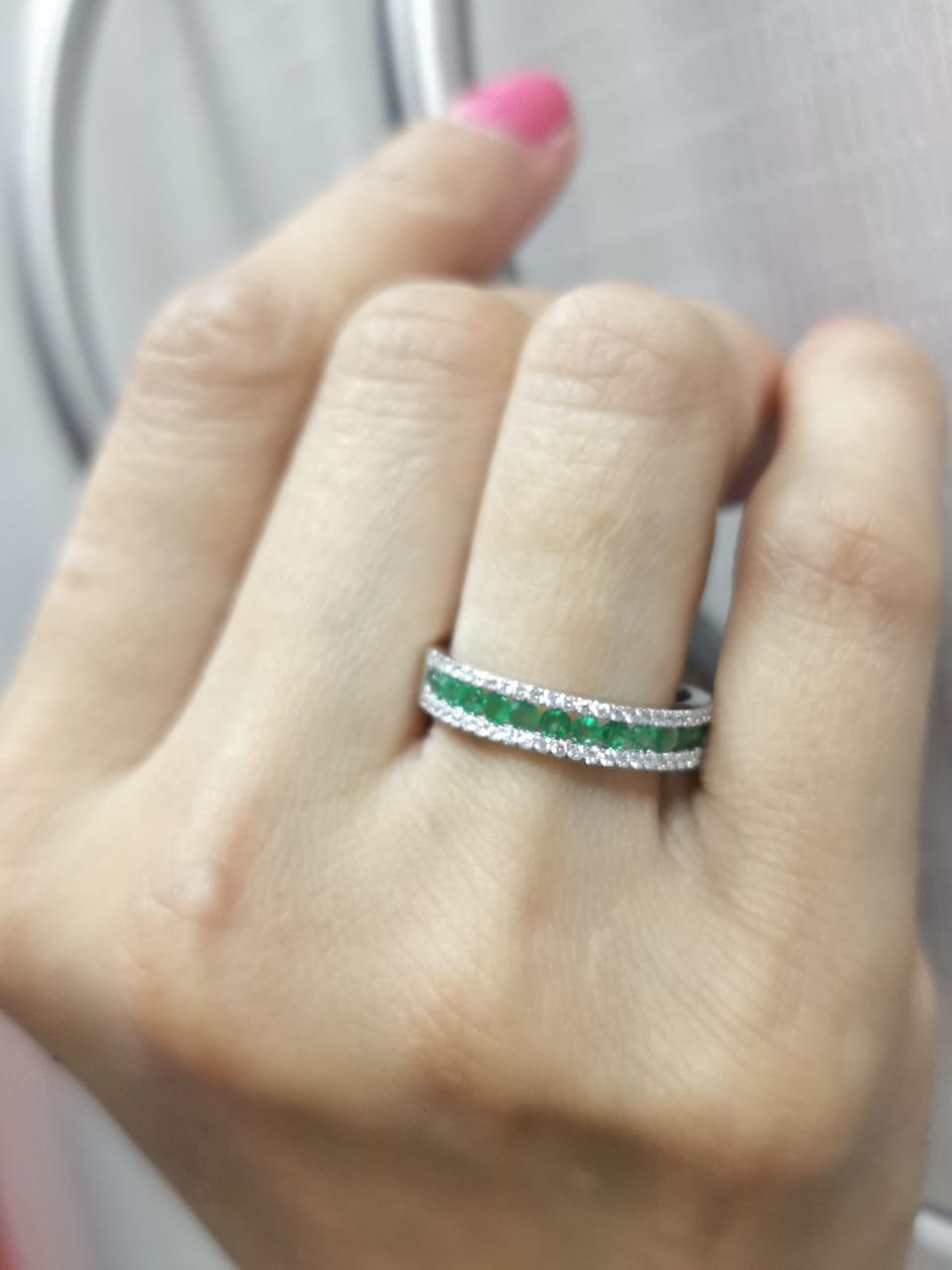 Three-row 18K white gold ring with emerald center row and diamond side rows – half eternity band