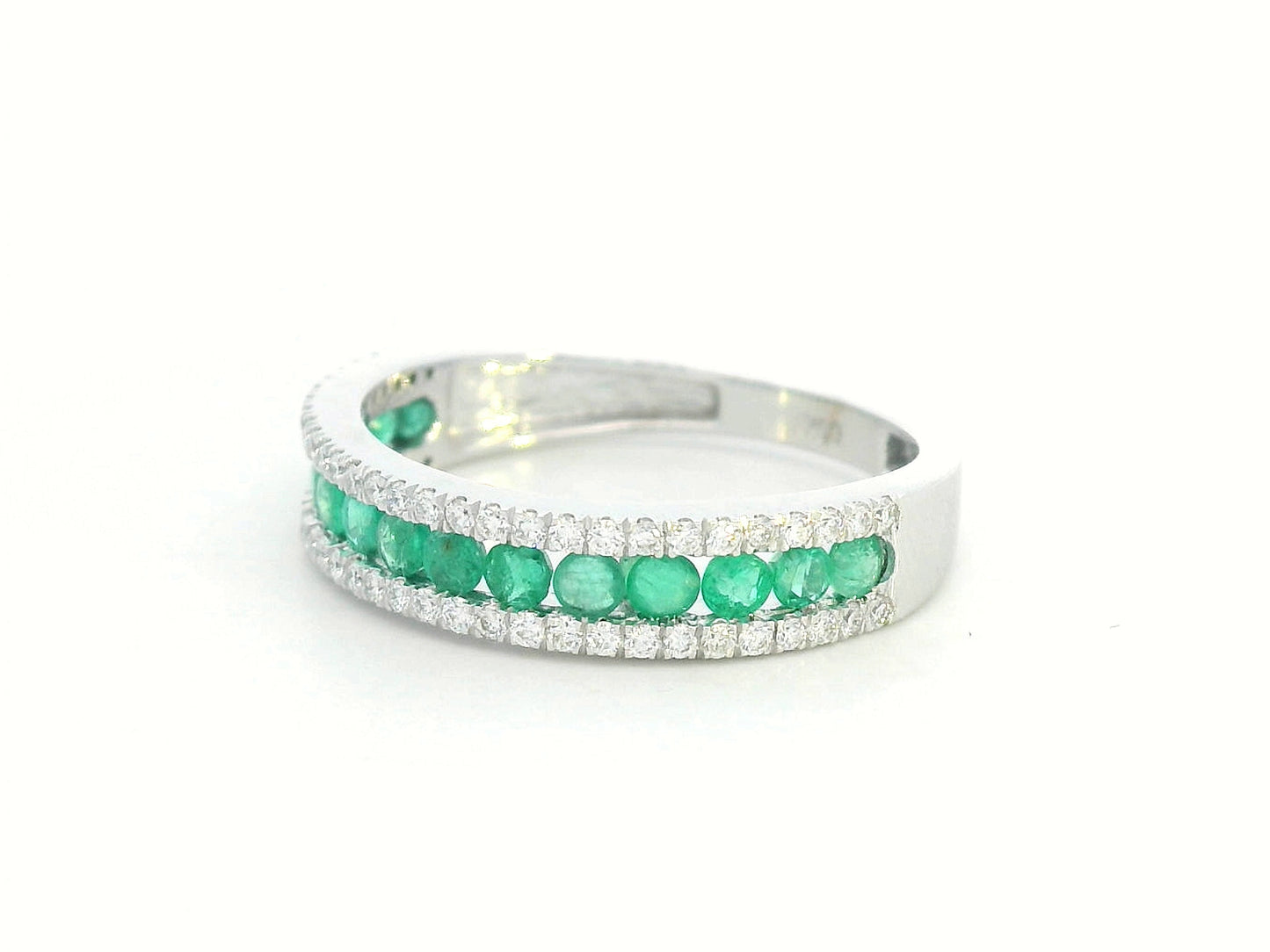 Three-row 18K white gold ring with emerald center row and diamond side rows – half eternity band