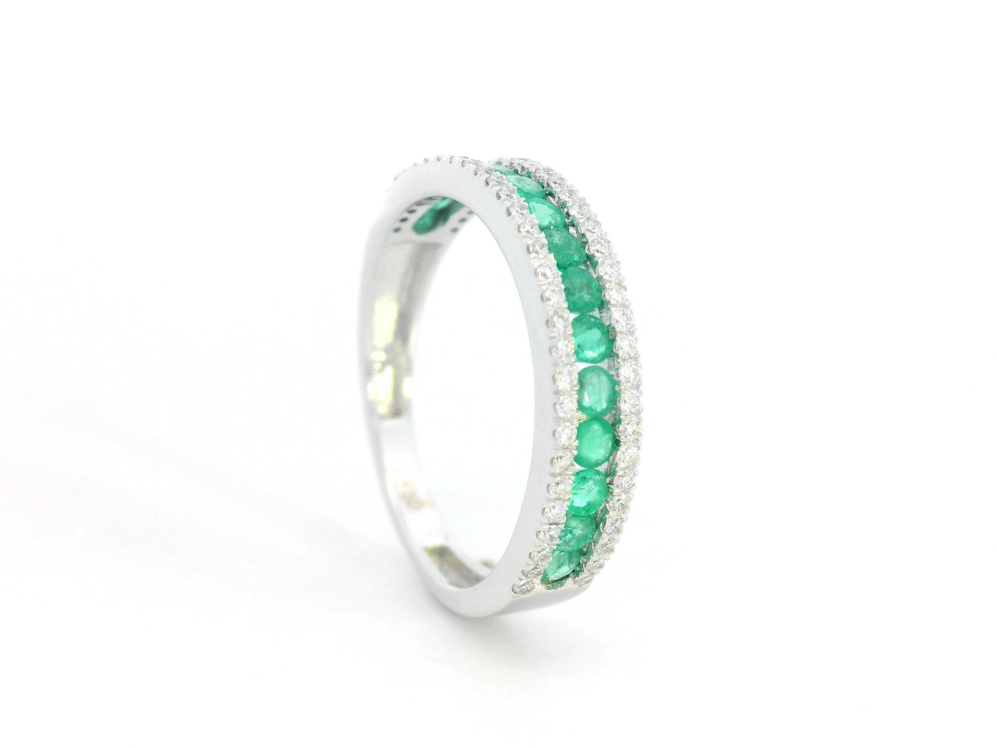 Three-row 18K white gold ring with emerald center row and diamond side rows – half eternity band