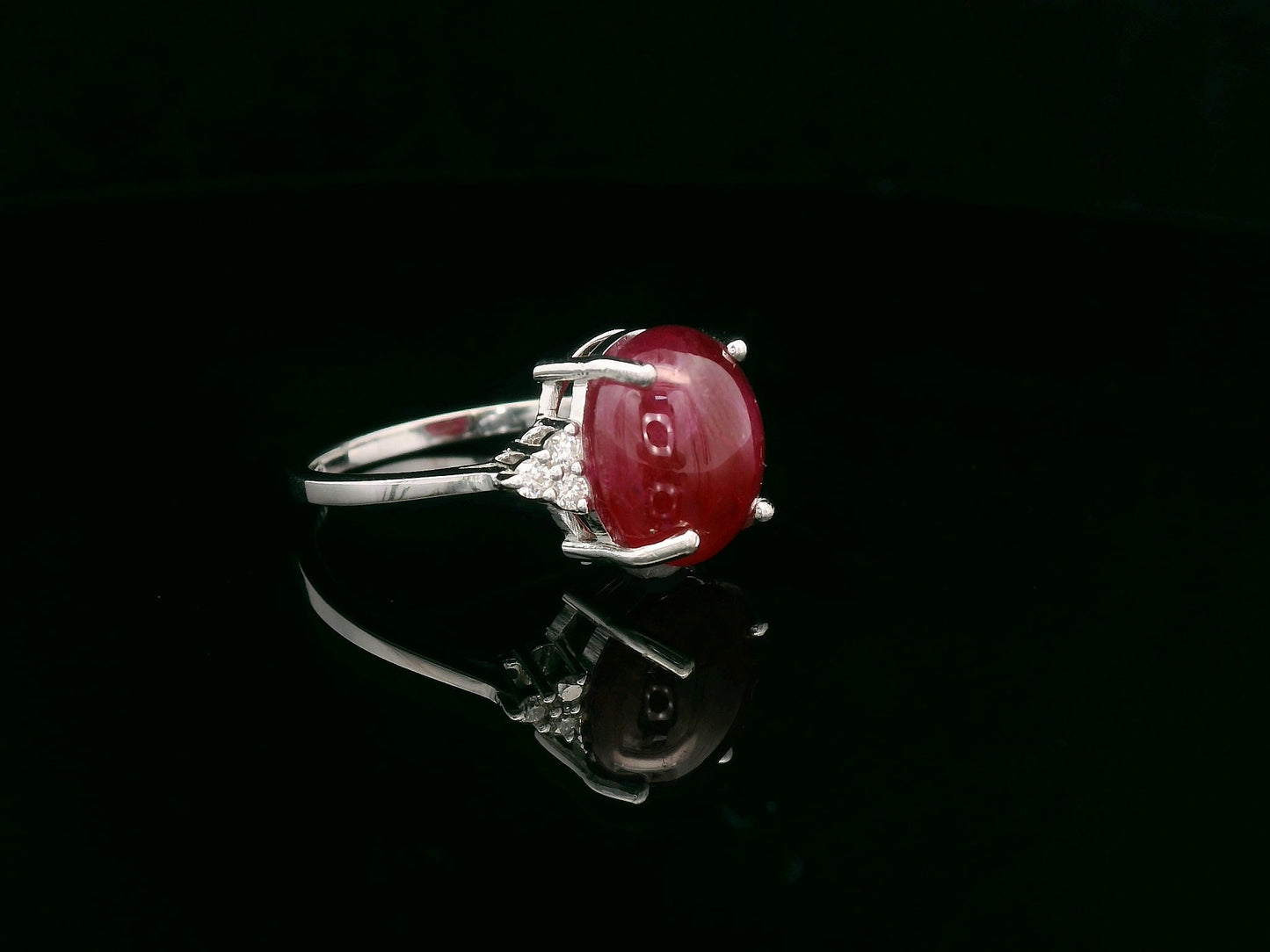 Oval cabochon ruby ring in 18K white gold with diamond accents – 6.16 carat ruby