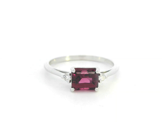 18K white gold ring with emerald-cut Rhodolite and diamonds