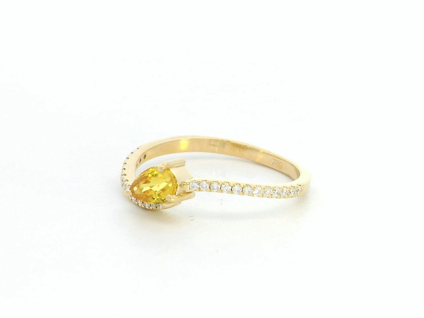 18K gold gemstone ring with pear-shaped sapphire and round diamonds