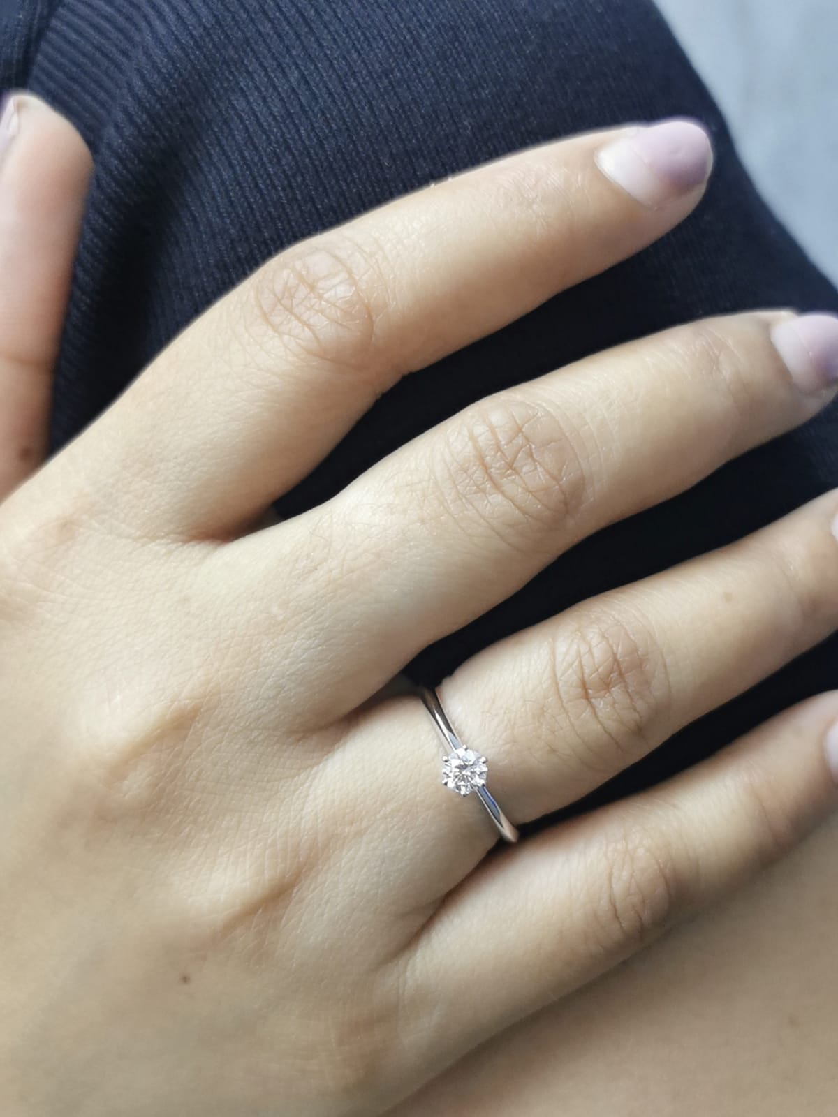 Solitaire diamond ring with 0.30ct round cut in six-prong setting on a knife-edge 18K gold band