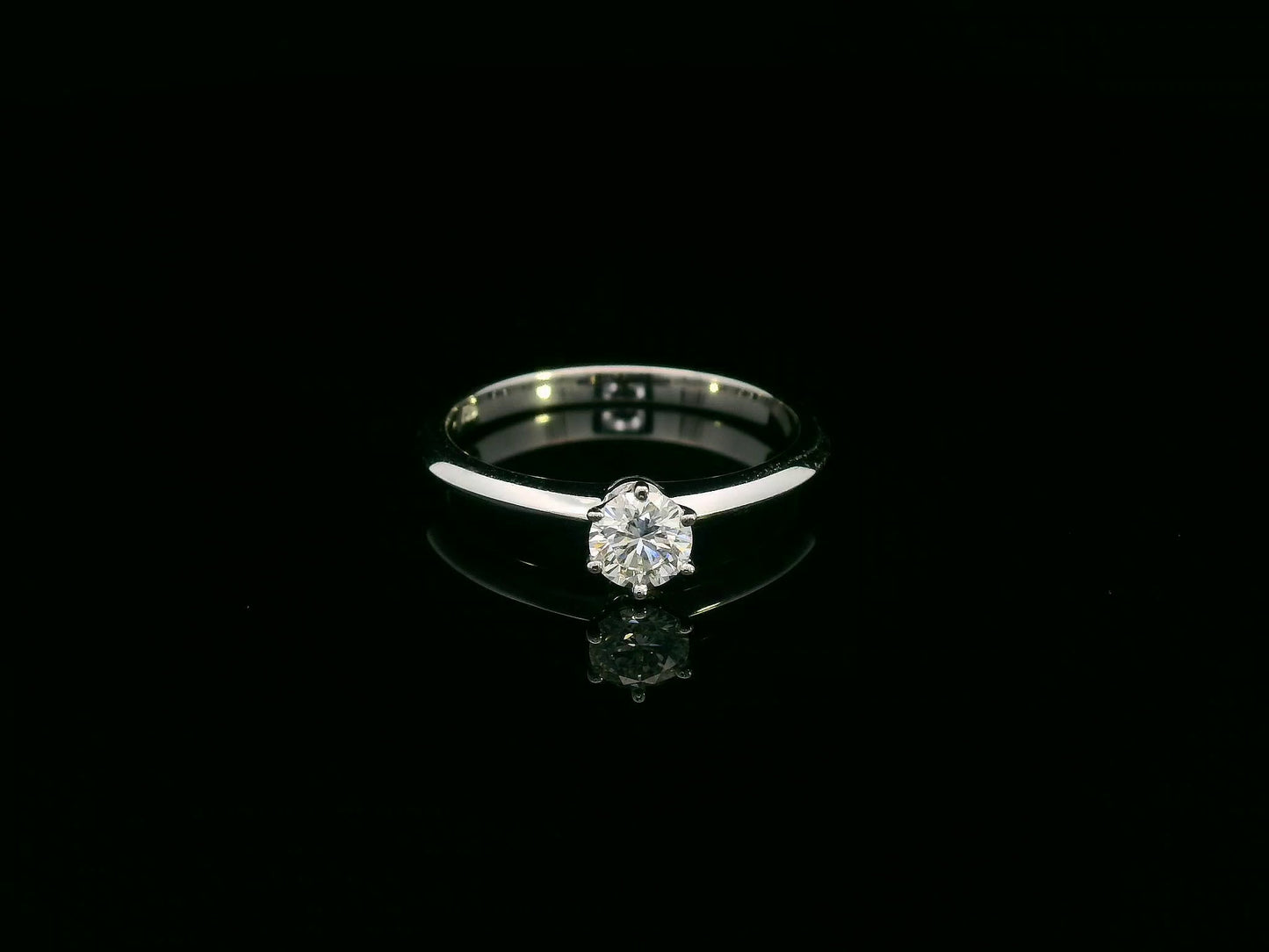 Solitaire diamond ring with 0.30ct round cut in six-prong setting on a knife-edge 18K gold band