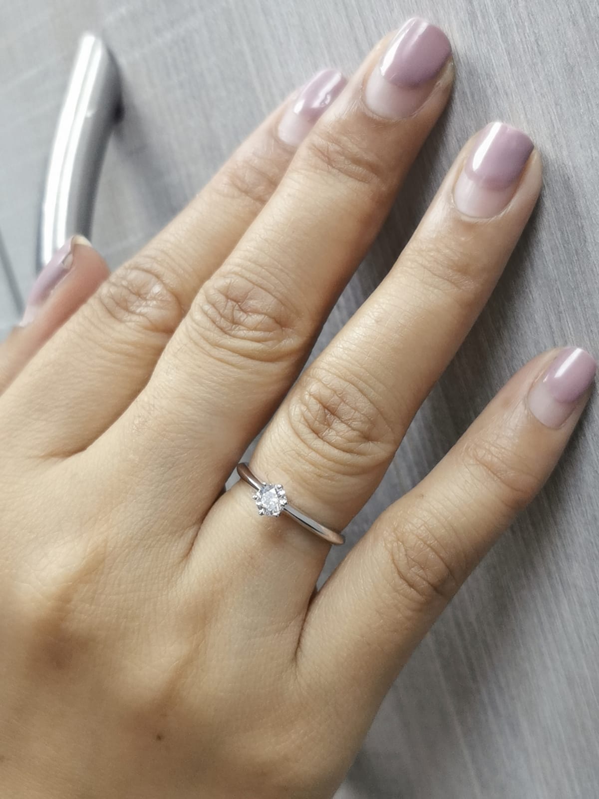 Solitaire diamond ring with 0.30ct round cut in six-prong setting on a knife-edge 18K gold band