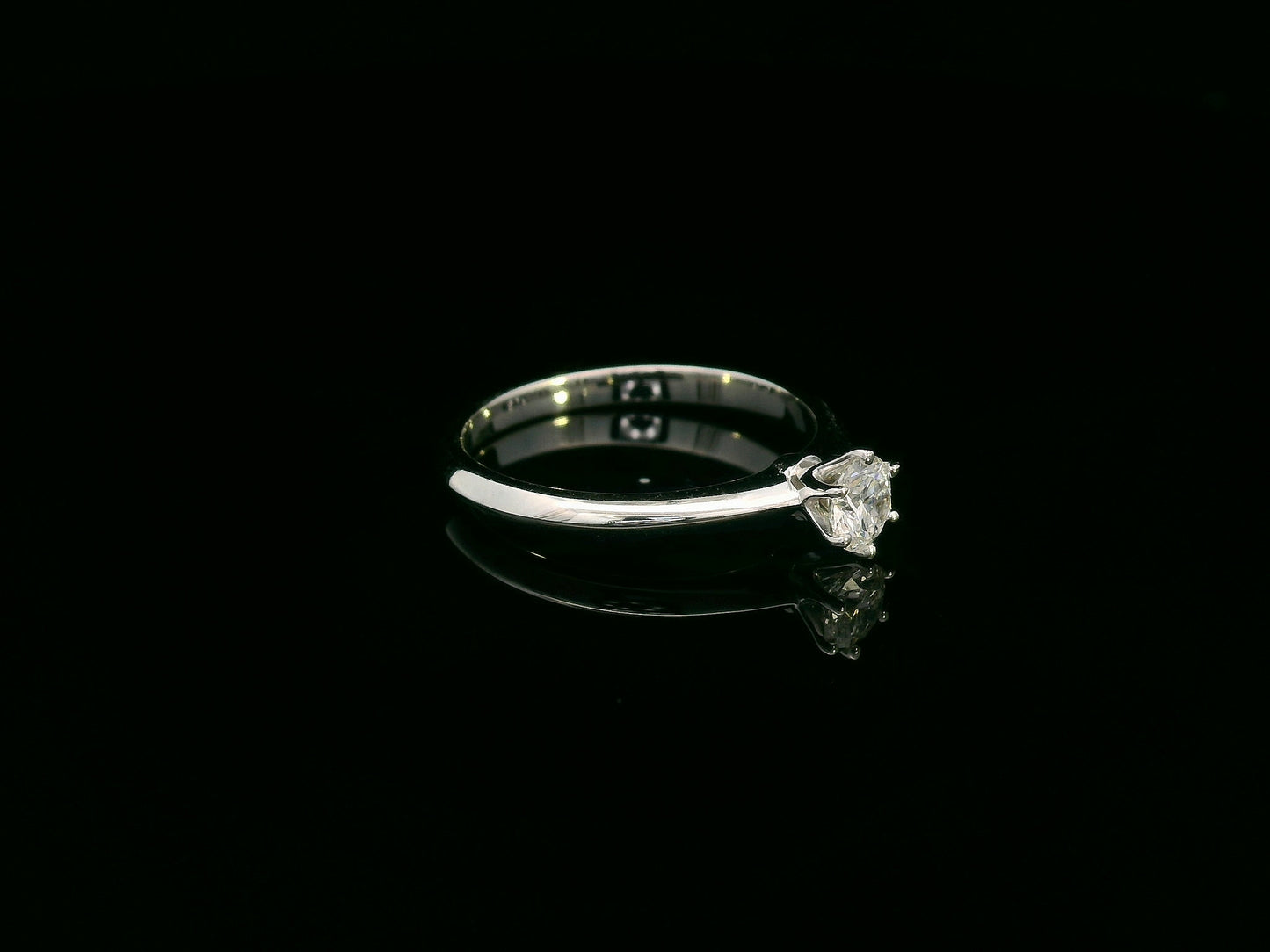 Solitaire diamond ring with 0.30ct round cut in six-prong setting on a knife-edge 18K gold band