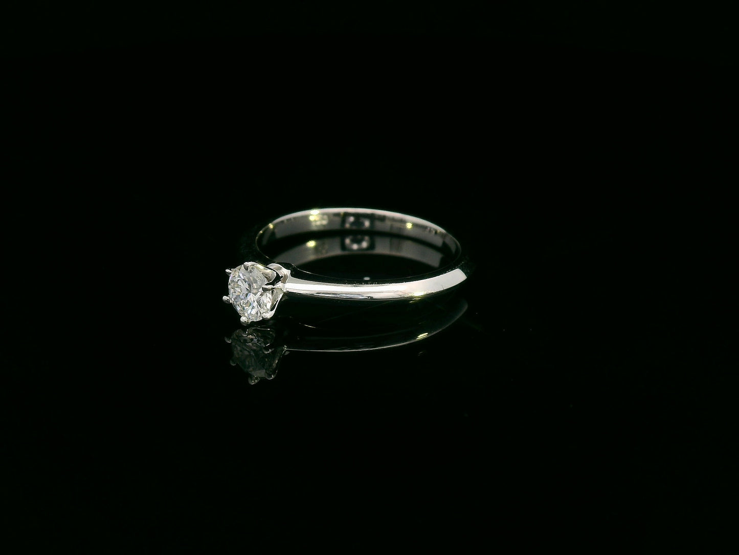 Solitaire diamond ring with 0.30ct round cut in six-prong setting on a knife-edge 18K gold band