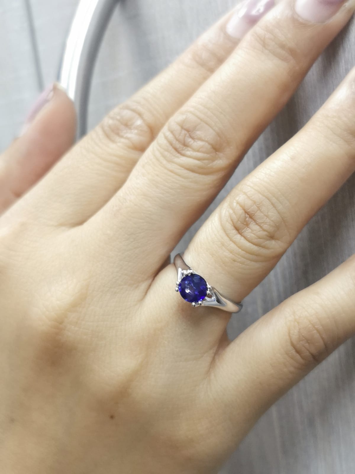 18K White Gold Round-cut Blue Sapphire Solitaire Ring.
