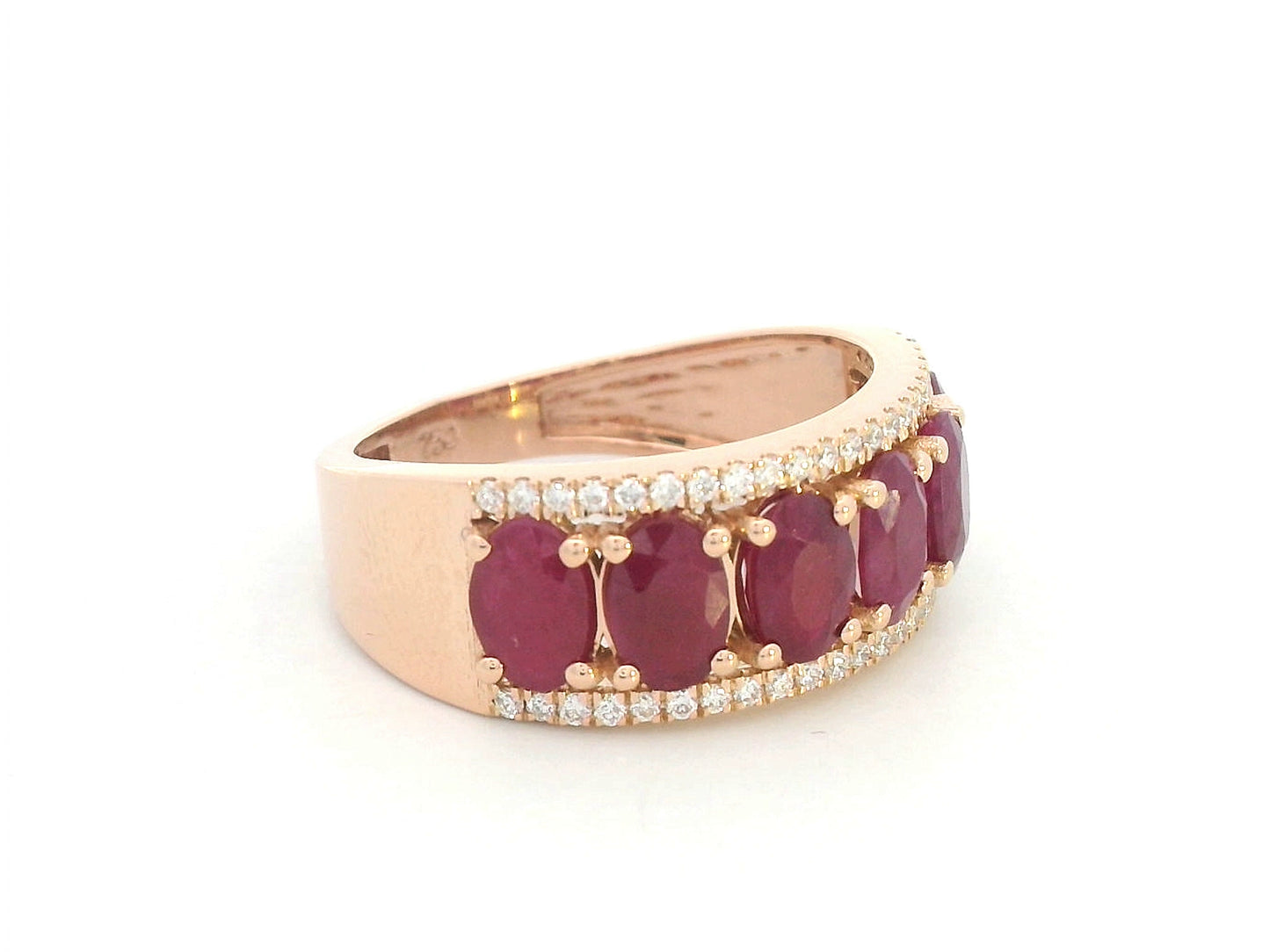 Elegant rose gold ring with 2.73ct rubies and 0.21ct diamonds