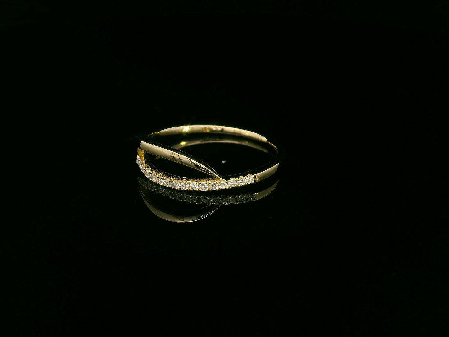 Elegant crossover gold ring for stacking or solo wear