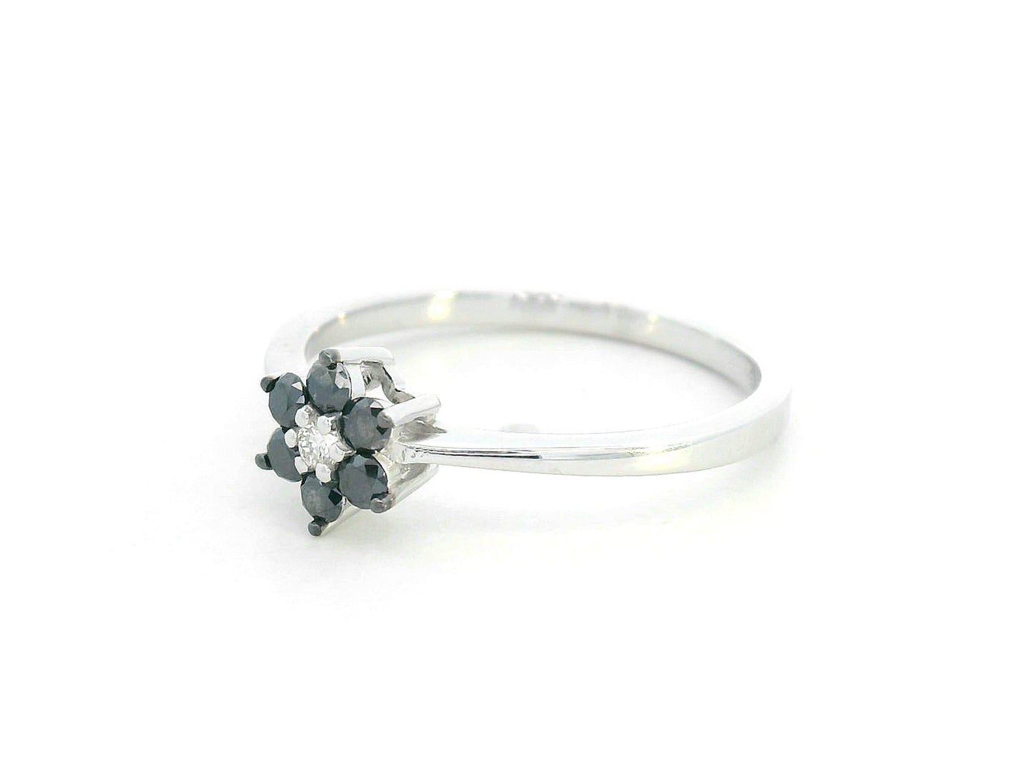 Unique flower-shaped diamond ring in 18K white gold
