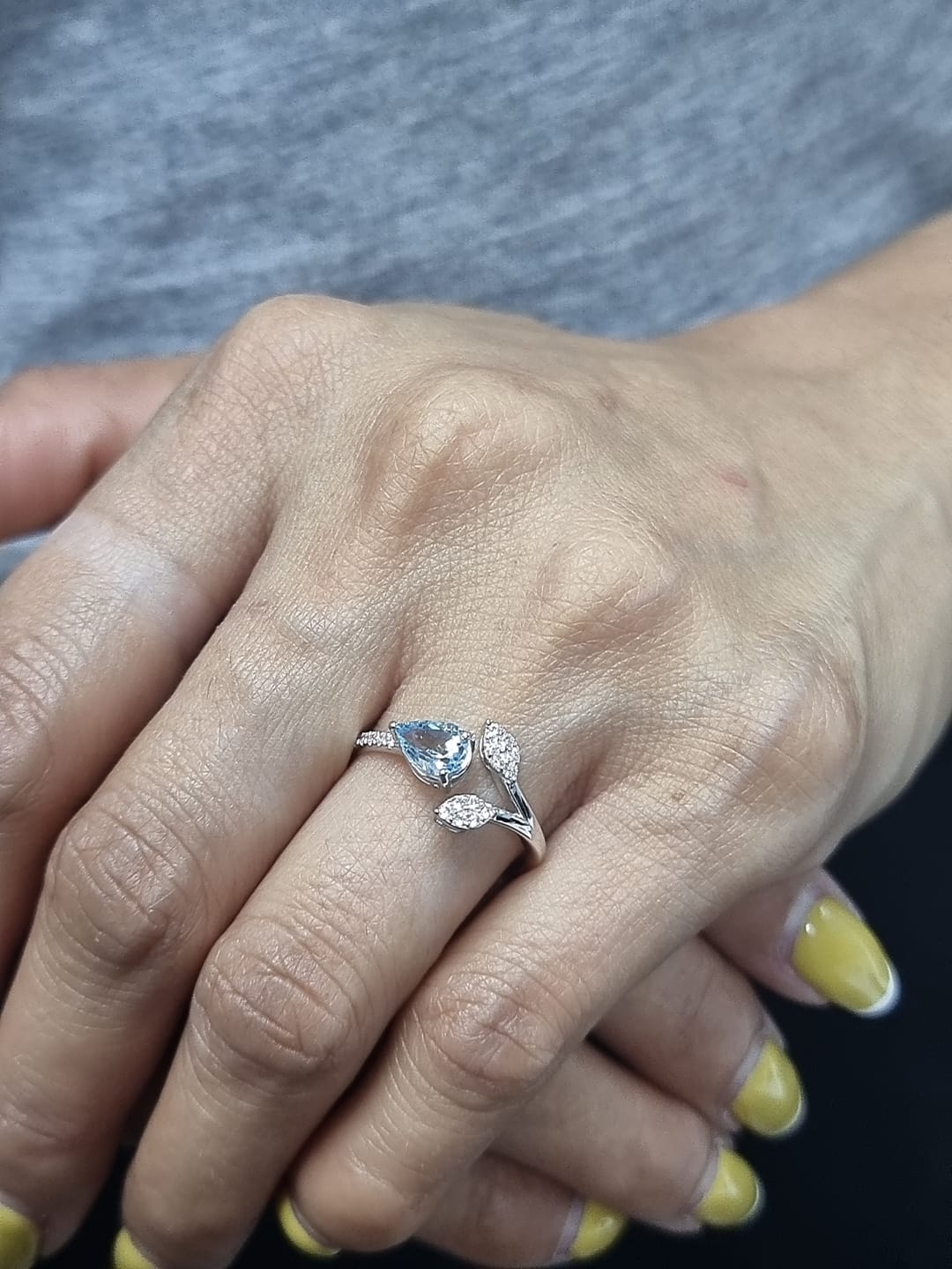18k white gold ring with 0.69ct pear aquamarine & 0.15ct diamond-accented leaves – certificate included