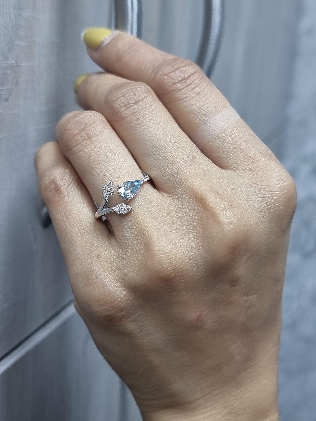18k white gold ring with 0.69ct pear aquamarine & 0.15ct diamond-accented leaves – certificate included