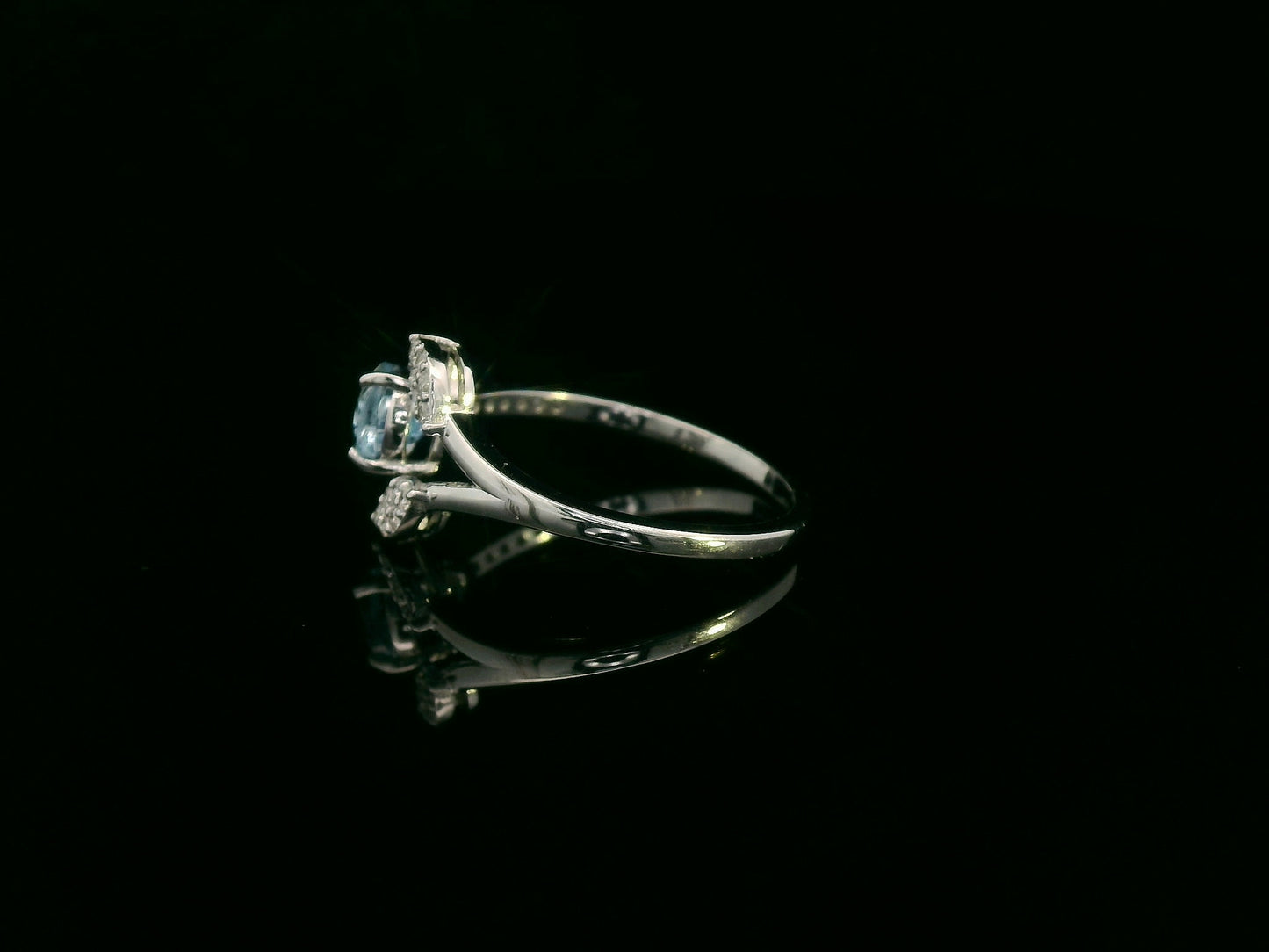 18k white gold ring with 0.69ct pear aquamarine & 0.15ct diamond-accented leaves – certificate included