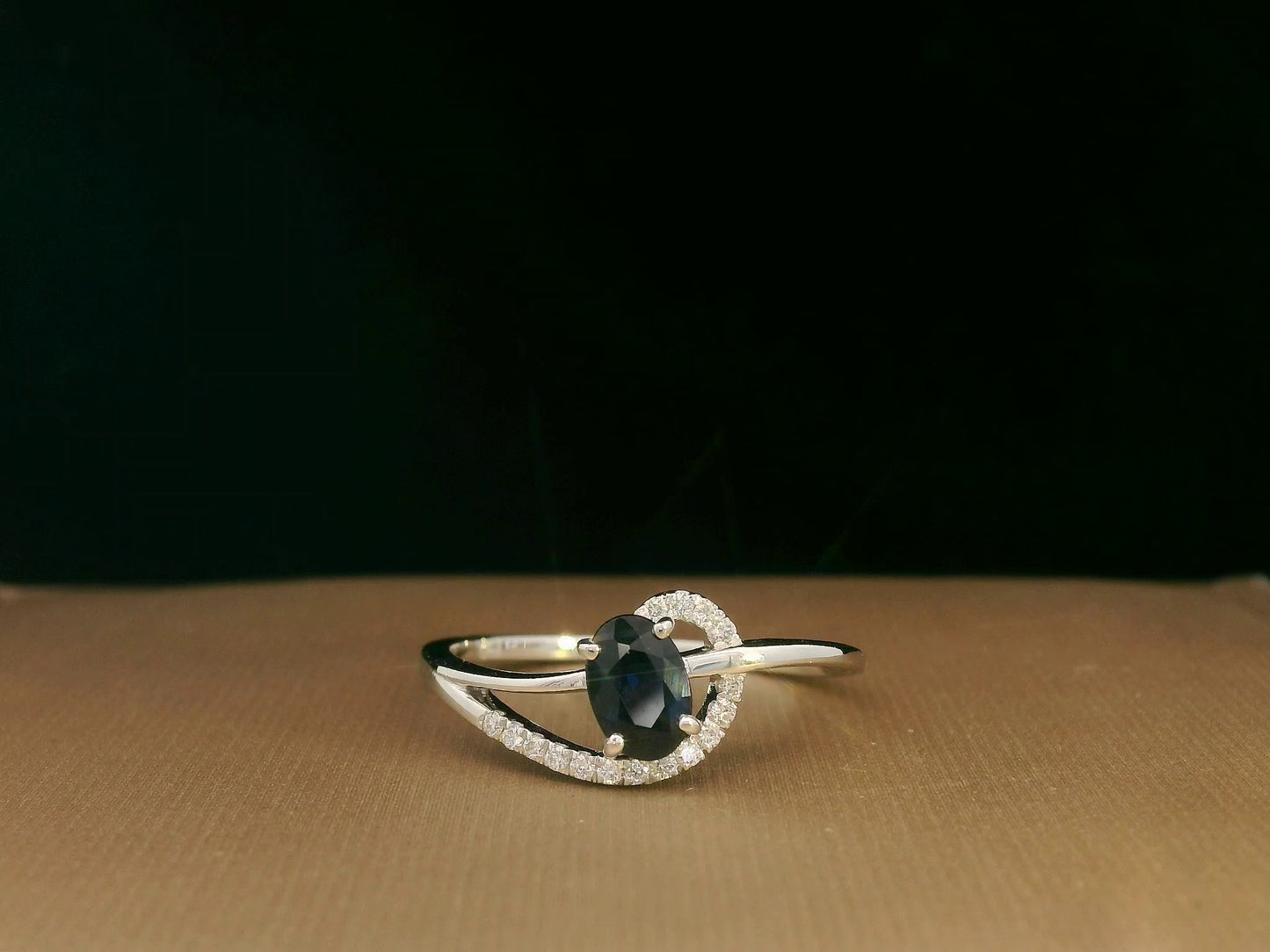 18k white gold ring with 0.63ct oval sapphire & 0.08ct diamond swirl – certificate included