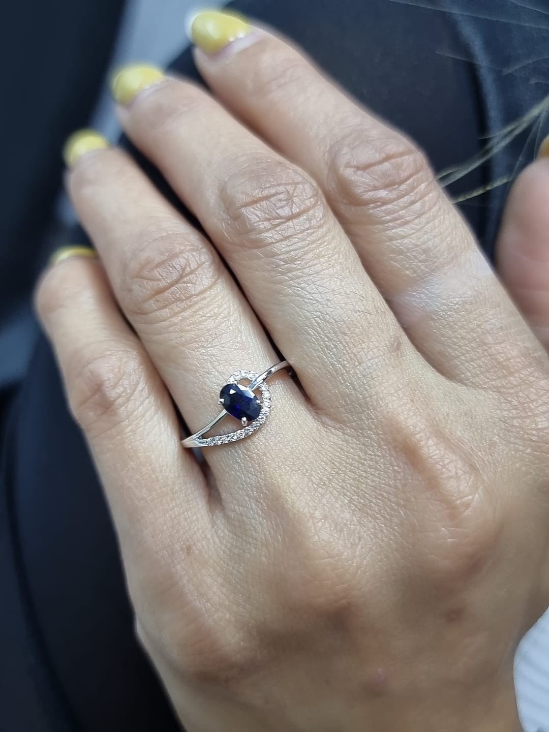 18k white gold ring with 0.63ct oval sapphire & 0.08ct diamond swirl – certificate included
