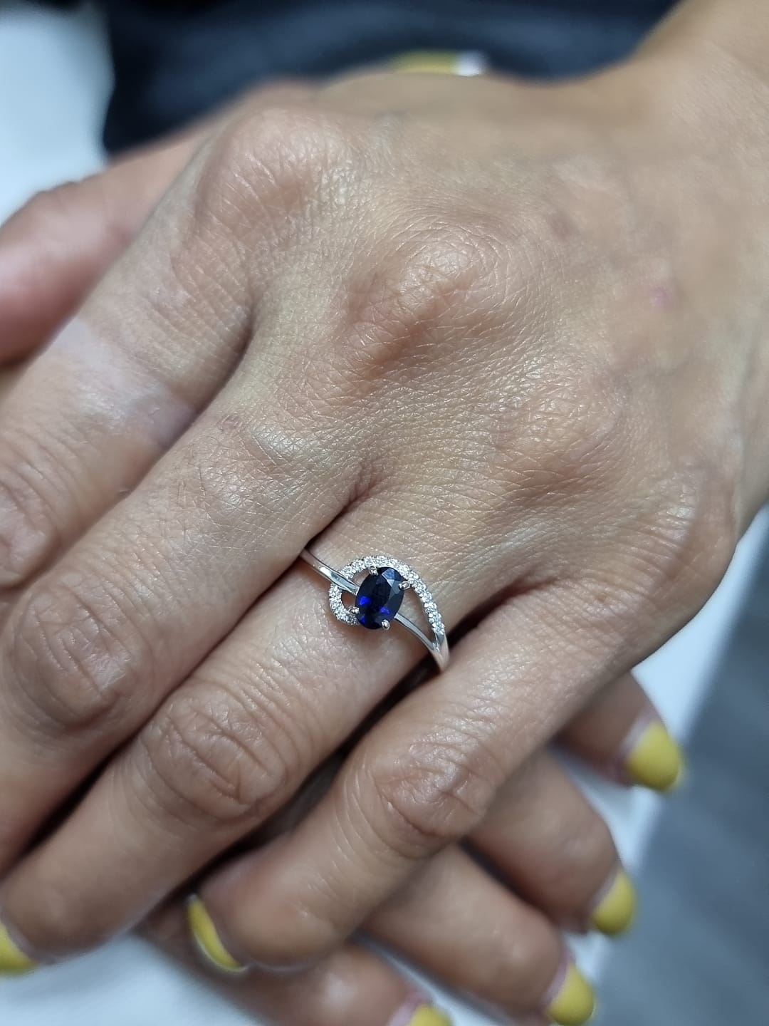 18k white gold ring with 0.63ct oval sapphire & 0.08ct diamond swirl – certificate included
