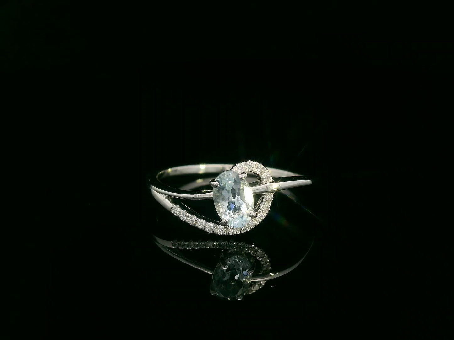18k white gold ring with 0.50ct oval aquamarine & 0.08ct diamond swirl – certificate included