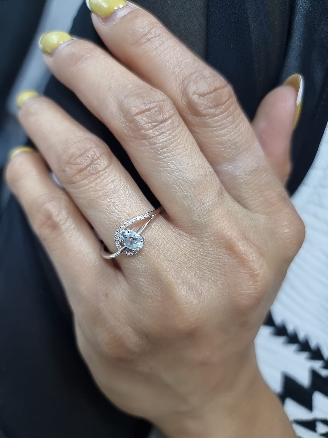 18k white gold ring with 0.50ct oval aquamarine & 0.08ct diamond swirl – certificate included