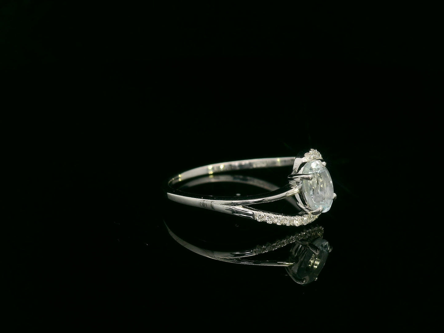18k white gold ring with 0.50ct oval aquamarine & 0.08ct diamond swirl – certificate included