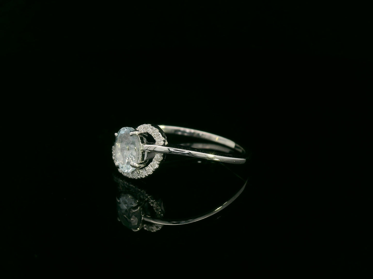 18k white gold ring with 0.50ct oval aquamarine & 0.08ct diamond swirl – certificate included