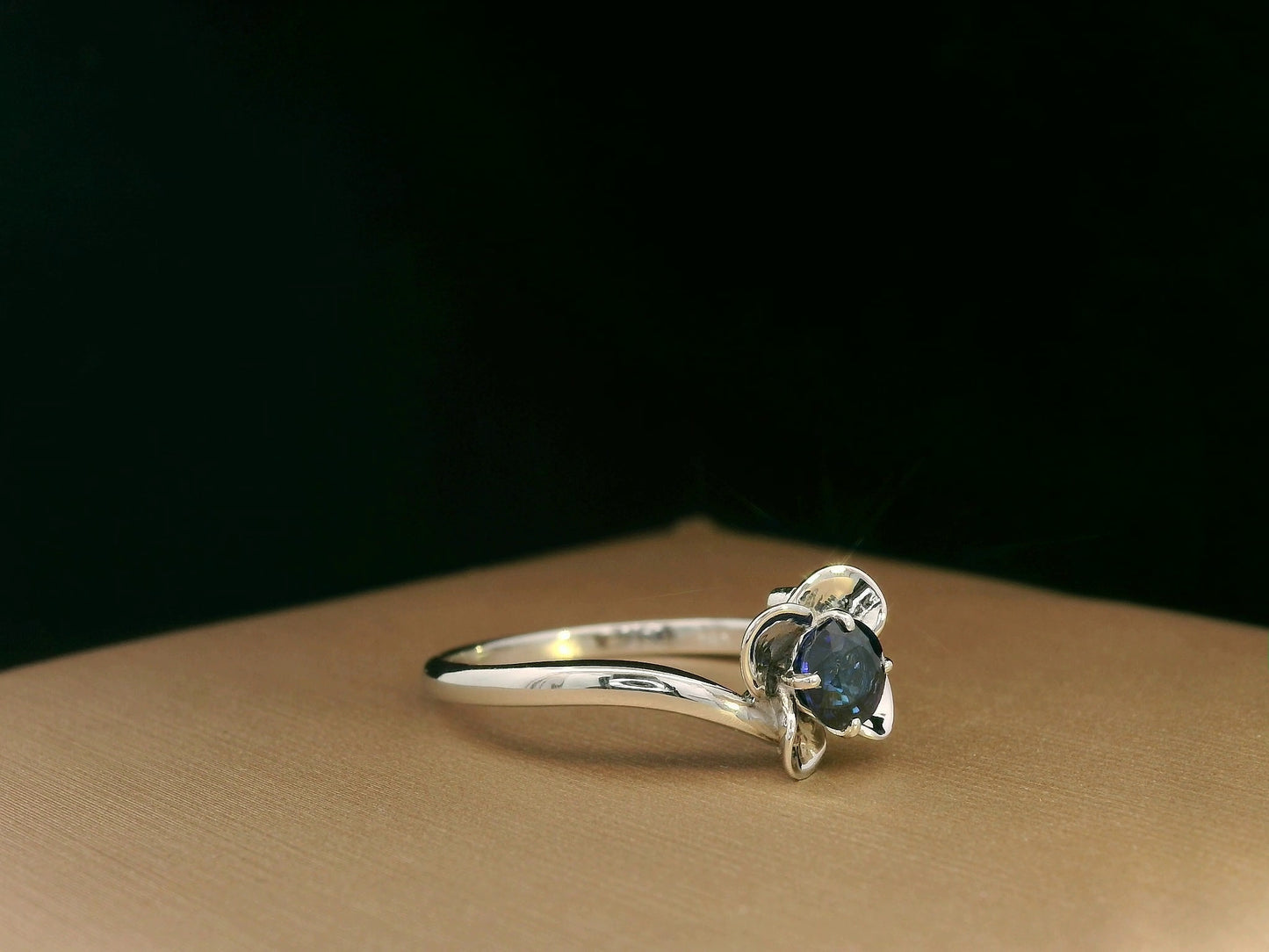 18k white gold ring with 0.55ct round sapphire in flower petal motif – certificate included
